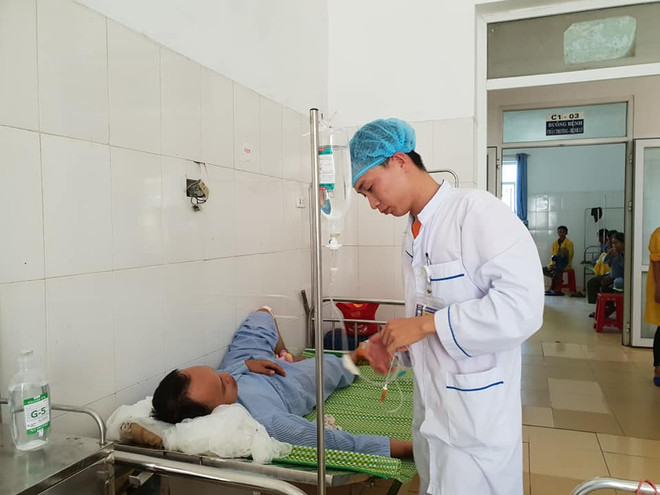 Cận cảnh các nạn nhân vụ lật tàu hỏa được cấp cứu ở Thanh Hóa ảnh 1