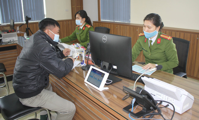 Người dân đến thực hiện các thủ tục hành chính tại Trung tâm Phục vụ hành chính công tỉnh Ninh Bình. (Ảnh: Thùy Dung/TTXVN) Chuyển từ cải cách tổng thể sang đi vào chiều sâu trong từng lĩnh vực ảnh 2