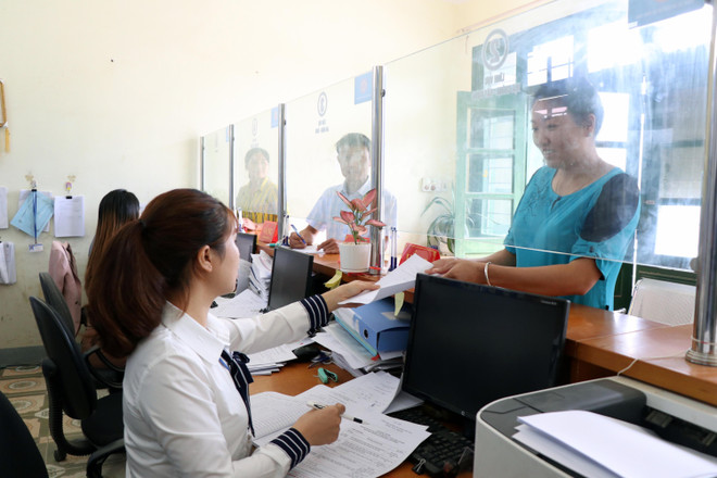 Người dân đến làm thủ tục hành chính tại bộ phận giao dịch một cửa xã Mường Và, huyện Sốp Cộp (Sơn La). (Ảnh: Hữu Quyết/TTXVN) Chuyển từ cải cách tổng thể sang đi vào chiều sâu trong từng lĩnh vực ảnh 1