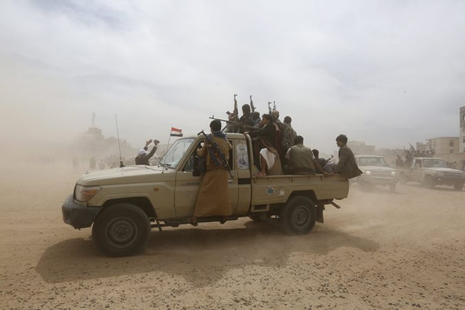 Phiến quân Houthi tại một khu vực ở thủ đô Sanaa ngày 10/11. (Nguồn: EPA/TTXVN) Phe Houthi nã tên lửa, liên quân Arab dọa không kéo dài lệnh ngừng bắn ảnh 1