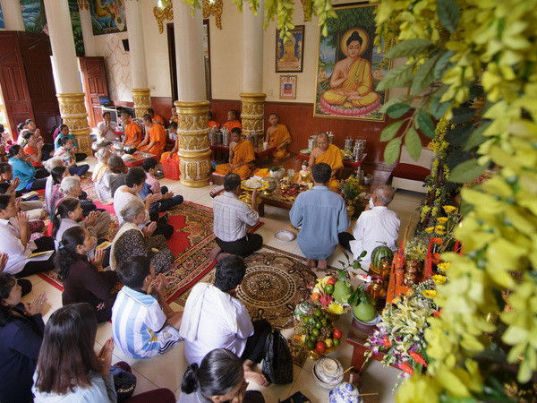 Cần Thơ: Thăm các vị sư sãi và đồng bào Khmer nhân lễ Sene Dolta ảnh 1