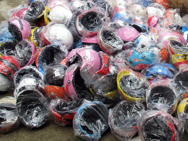 Phát hiện điểm làm mũ bảo hiểm giả quy mô lớn, thu 2.000 chiếc ảnh 1