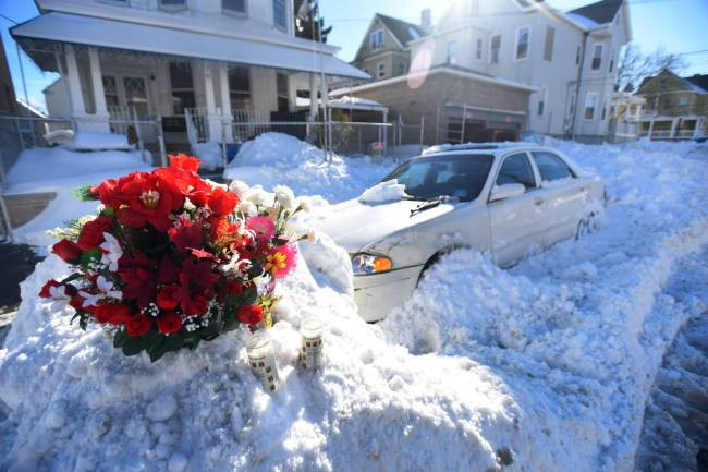 Hai mẹ con tử vong do ngạt khí CO trong xe hơi khi tránh lạnh ảnh 1