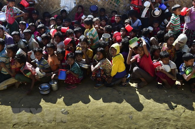 Người tị nạn Rohingya chờ đợi lương thực cứu trợ tại trại tị nạn Thankhali. (Ảnh: AFP/TTXVN) LHQ hỗ trợ Myanmar tăng an ninh lương thực và quản lý tài nguyên ảnh 1