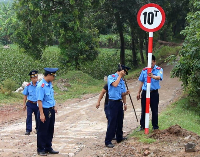 Thanh tra giao thông Đông Anh cam kết chặn nạn xe nghi chở bùn độc ảnh 2