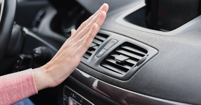 Nhiệt độ trong xe nếu chênh lệch với nhiệt độ bên ngoài đột ngột sẽ khiến người ngồi trong xe bị sốc nhiệt. (Ảnh nguồn: Cargurus) Chuyên gia ‘mách’ 5 cách để hạ nhiệt ôtô trong những ngày nắng nóng ảnh 2