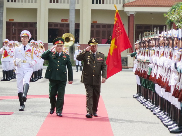 Đoàn Bộ trưởng Bộ Quốc phòng Vương quốc Campuchia thăm Việt Nam ảnh 1
