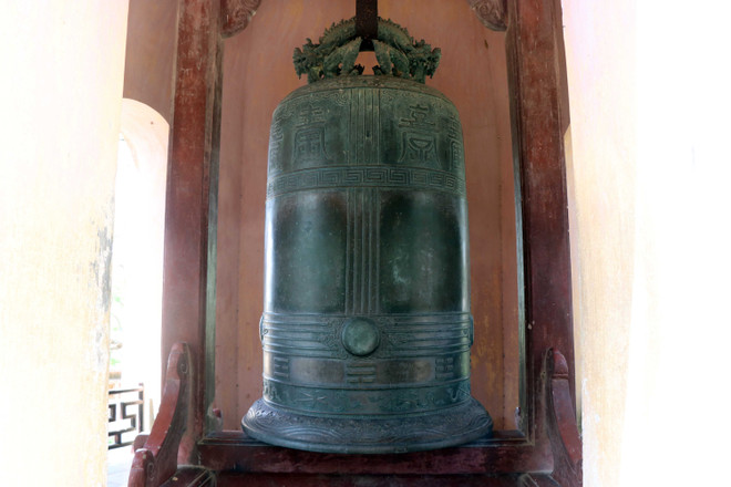 Quả chuông Đại Hồng Chung được công nhận là Bảo vật Quốc gia năm 2013. (Ảnh: Đỗ Trưởng/TTXVN) ttxvn-0412chuong-5450.jpg