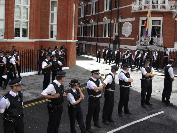 Ecuador hoan nghênh việc Anh ngừng theo dõi 24/7 Julian Assange ảnh 1