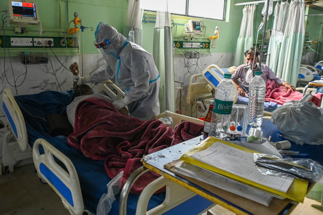 Bệnh nhân nhiễm COVID-19 được điều trị tại bệnh viện ở Ấn Độ. (Ảnh: AFP/TTXVN) Số ca mắc mới COVID-19 tại Ấn Độ tiếp tục vượt mốc 20.000 ca ảnh 1