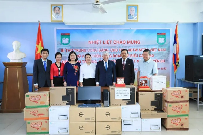 Bí thư Trung ương Đảng, Chủ tịch Ủy ban Trung ương MTTQ Việt Nam Đỗ Văn Chiến tặng quà Trường song ngữ Lào-Việt Nam Nguyễn Du. (Nguồn: Daidoanket) Cầu nối gìn giữ, bồi đắp cho mối quan hệ hữu nghị Việt Nam-Lào ảnh 1