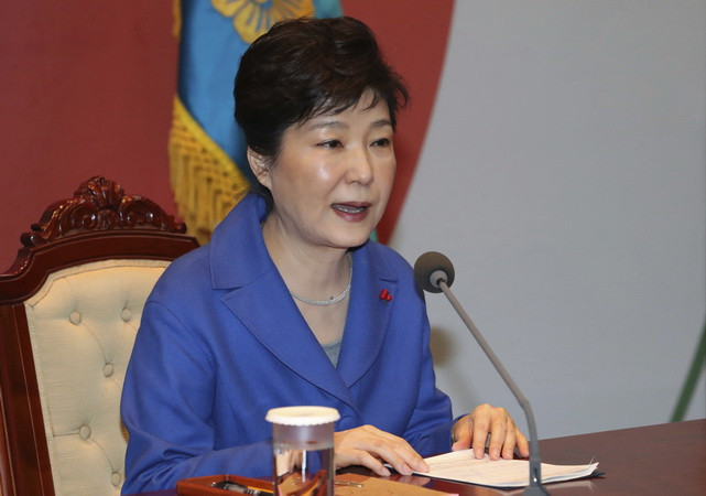 Tổng thống Park Geun-hye tại phiên họp nội các khẩn ở thủ đô Seoul ngày 9/12. (Nguồn: AP/TTXVN) Tòa Hiến pháp Hàn Quốc xem xét vụ luận tội Tổng thống vào tuần tới ảnh 1