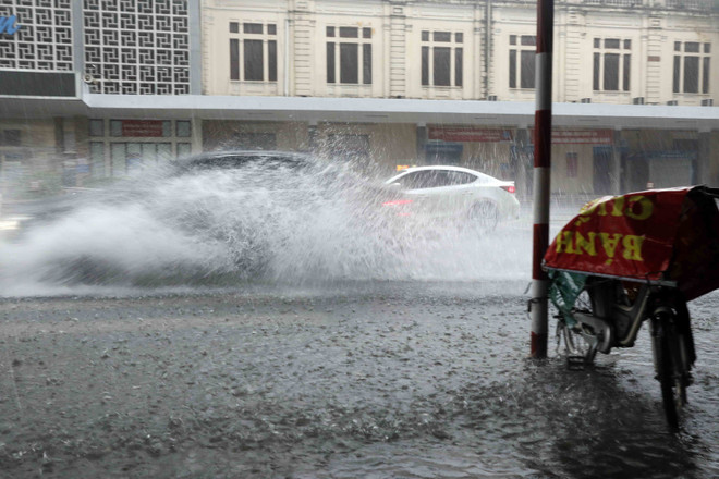 [Photo] Cơn mưa chiều gây ngập úng một số tuyến phố ở Hà Nội ảnh 4