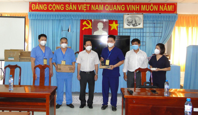 Tiến sỹ Nguyễn Vũ Thượng, Phó Viện trưởng Viện Pasteur Thành phố Hồ Chí Minh, Tổ trưởng Tổ công tác Bộ Y tế thay mặt Đoàn tặng 5 máy đo SPO2 và 3 máy bộ đàm cho Bệnh viện dã chiến số 2. (Ảnh: Hữu Chí/TTXVN) Tiền Giang thành lập đơn vị Hồi sức cấp cứu điều trị COVID-19 ảnh 1