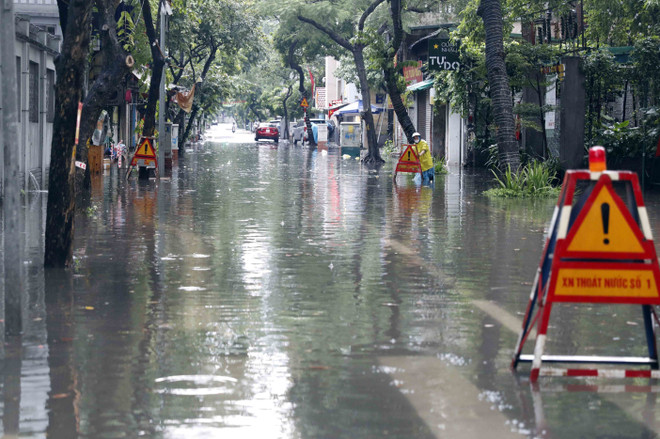 [Photo] Cơn mưa chiều gây ngập úng một số tuyến phố ở Hà Nội ảnh 3