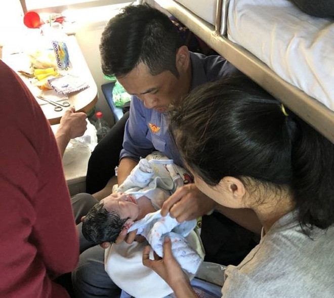 Đỡ đẻ thành công cho một sản phụ sinh con trên đoàn tàu Bắc-Nam ảnh 1