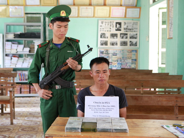 Bộ đội Biên phòng Sơn La bắt vụ vận chuyển trái phép 8 bánh heroin ảnh 1
