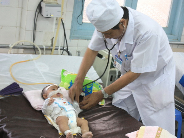 Bệnh nhi bệnh tay chân miệng điều trị tại Bệnh viện Đa khoa tỉnh Kiên Giang. (Ảnh: Lê Sen/TTXVN) Nâng cao chất lượng chẩn đoán, điệu trị bệnh tay chân miệng ảnh 1