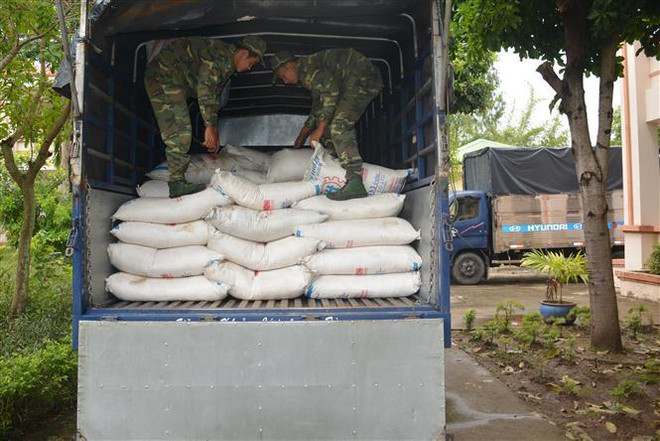 Xe chở hàng lậu đâm thẳng vào xe máy chở cán bộ quản lý thị trường ảnh 1