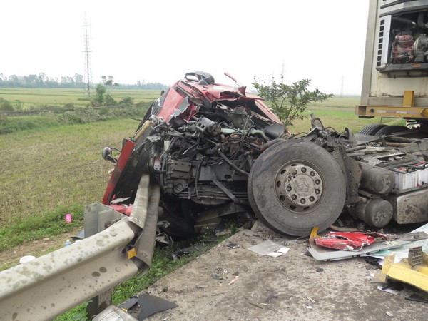 3 xe đâm liên hoàn trên cao tốc Nội Bài-Lào Cai, 1 người tử vong ảnh 1