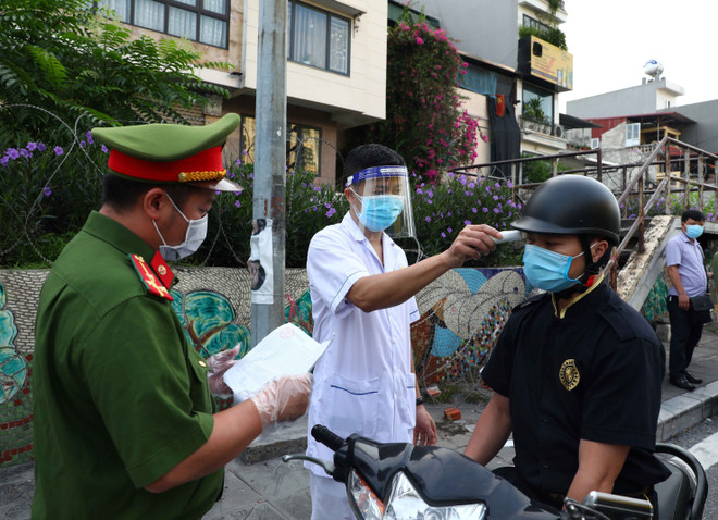 Hà Nội giải tỏa ùn tắc trong ngày đầu dùng giấy đi đường mới ảnh 1