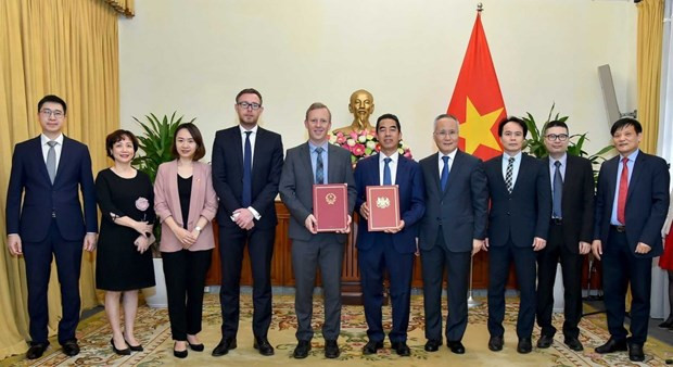 Đại diện Việt Nam và Anh trao công hàm khẳng định ngày có hiệu lực của hiệp định UKVFTA. (Ảnh: Vietnam+) Hải quan và thuận lợi hóa thương mại trong triển khai Hiệp định UKVFTA ảnh 1