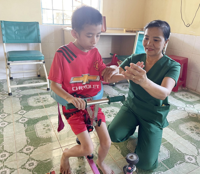 Tập phục hồi chức năng cho trẻ khuyết tật. (Ảnh: Thanh Thủy/TTXVN) Quảng Trị: 'Mái ấm' thứ hai của trẻ khuyết tật ở vùng Cùa ảnh 1