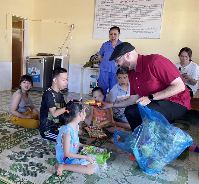 Trao tặng quà cho trẻ khuyết tật tại Trung tâm Phục hồi chức năng xã Cam Nghĩa. (Ảnh: Thanh Thủy/TTXVN) Quảng Trị: 'Mái ấm' thứ hai của trẻ khuyết tật ở vùng Cùa ảnh 3