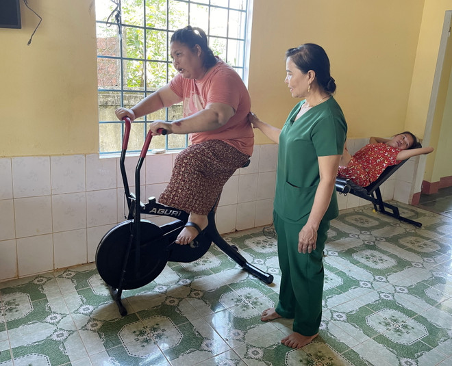 Khác với những trẻ em bình thường, việc dạy dỗ, chăm sóc, phục hồi chức năng cho trẻ bị khuyết tật do nhiễm chất độc da cam khó khăn hơn. (Ảnh: Thanh Thủy/TTXVN) Quảng Trị: 'Mái ấm' thứ hai của trẻ khuyết tật ở vùng Cùa ảnh 2