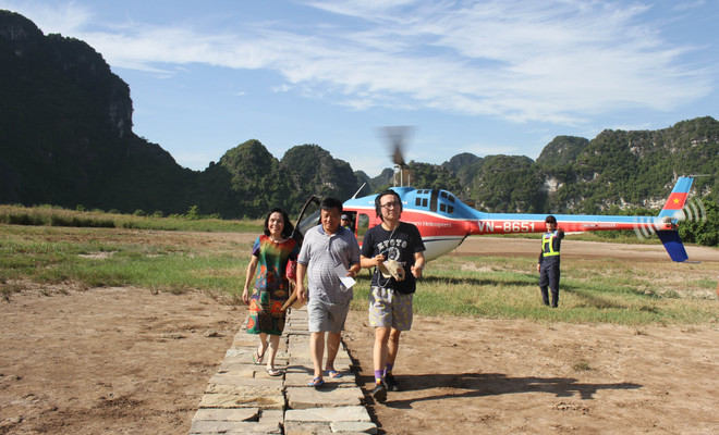 Trải nghiệm ngắm Quần thể danh thắng Tràng An bằng máy bay trực thăng ảnh 1