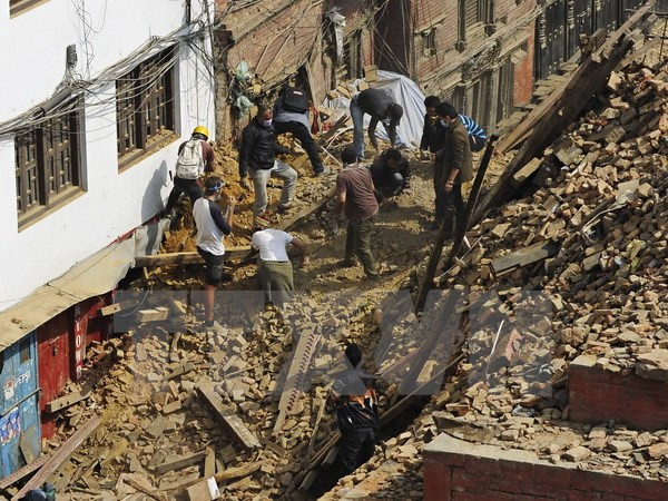 Đoàn Đại sứ quán Việt Nam tại Ấn Độ tới vùng động đất ở Nepal ảnh 1