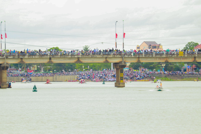 Đua thuyền truyền thống Lệ Thủy - Không chỉ đơn giản là một lễ hội ảnh 3