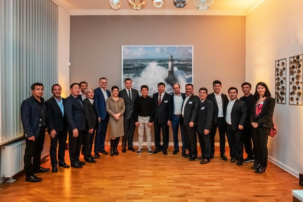 Bộ trưởng Kinh tế Đức thăm dự án nước sạch tiêu chuẩn EU ở Hà Nội ảnh 1