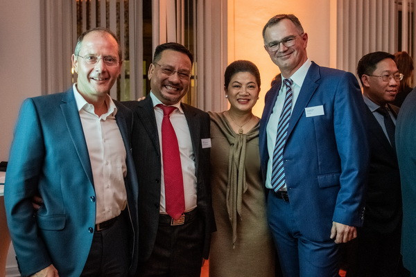 Bộ trưởng Kinh tế Đức thăm dự án nước sạch tiêu chuẩn EU ở Hà Nội ảnh 2