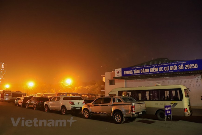 Trung tâm đăng kiểm số 2925D (Cầu Giấy, Hà Nội) cũng ghi nhận tình trạng ôtô nối đuôi nhau xếp hàng dài. (Ảnh: Hoài Nam/Vietnam+) Sớm bổ sung quy định bịt lỗ hổng quản lý đăng kiểm đường bộ ảnh 2