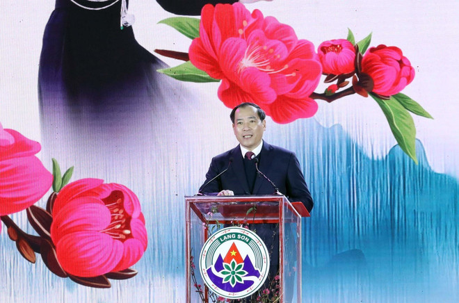Phó Chủ tịch Thường trực UBND tỉnh Lạng Sơn Dương Xuân Huyên phát biểu khai mạc Lễ hội hoa đào Xứ Lạng 2023. (Ảnh: Anh Tuấn/TTXVN) Lễ hội hoa đào Lạng Sơn 2023 - Kỳ hoa Xứ Lạng, sắc màu biên cương ảnh 1