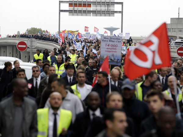 Năm nhân viên của Air France phải hầu tòa vì tấn công lãnh đạo ảnh 1