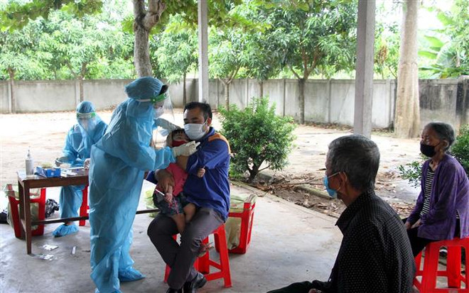 Lực lượng y tế lấy mẫu xét nghiệm COVID-19 tại xã Nghi Ân, thành phố Vinh (Nghệ An). (Ảnh: Văn Tý/TTXVN) Nghệ An: Không tăng giá xét nghiệm SARS-CoV-2 trái quy định ảnh 1
