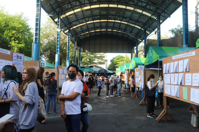 Bầu cử ở Thái Lan: Hơn 2,3 triệu cử tri đi bỏ phiếu trước ảnh 2