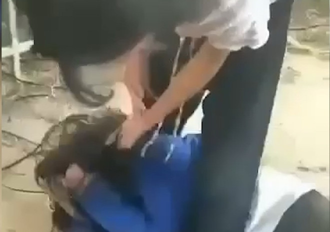 Nữ sinh Đ. bị nhóm nữ sinh đánh hội đồng gây bức xúc dư luận. Ảnh cắt từ Clip. (Nguồn: TTXVN phát) Bình Phước: Làm rõ vụ việc nữ sinh lớp 6 bị đánh hội đồng ảnh 1