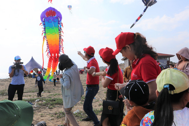 Quảng Ngãi: Lần đầu tiên thả diều nghệ thuật quy mô lớn ở đầm An Khê ảnh 2