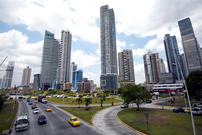 Các tòa nhà cao tầng tại Panama City. (Nguồn: AFP/TTXVN) Kinh tế Mỹ Latinh và vùng Caribe dự báo tăng 1,5% trong năm nay ảnh 1