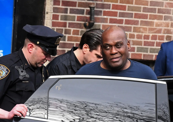 Nổ súng tại ga tàu điện: Thưởng 50.000 USD cho người tố giác tội phạm ảnh 2