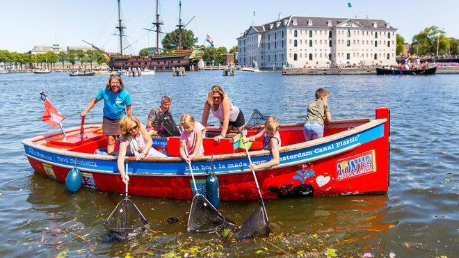 Hà Lan: Đi du thuyền 'câu' rác thải nhựa ở các dòng kênh nổi tiếng ảnh 1