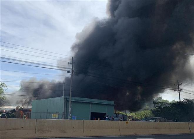 Bình Phước: Nổ lớn tại kho chứa phế liệu gây hỏa hoạn dữ dội ảnh 1