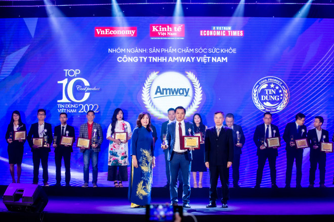 Ông Nguyễn Phương Sơn, Giám đốc Đối ngoại Amway Việt Nam, đại diện nhận giải thưởng từ Ban tổ chức. Nhãn hàng Nutrilite lọt Top 100 sản phẩm Tin dùng Việt Nam 2022 ảnh 1