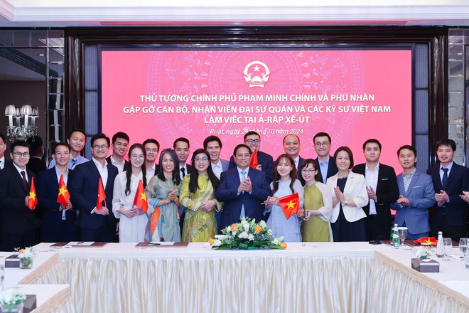 Thủ tướng Phạm Minh Chính và Phu nhân với cán bộ, nhân viên Đại sứ quán Việt Nam và các kỹ sư đang làm việc tại Saudi Arabia. (Ảnh: Dương Giang/TTXVN) ttxvn_thu_tuong_pham_minh_chinh_gap_can_bo_nhan_vien_dai_su_quan_viet_nam_tai_saudi_arabia_5.jpg