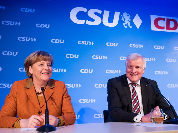 Liên đảng bảo thủ của thủ tướng Angela Merkel tạm dẫn đầu ảnh 1