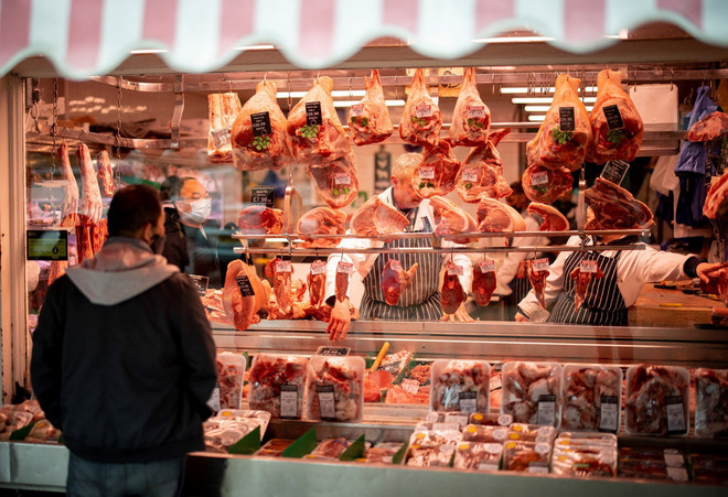 Khách hàng chọn mua thực phẩm tại cửa hàng ở trong siêu thị ở Walthamstow, phía Đông London (Anh). (Ảnh: AFP/TTXVN) ttxvn-giang-sinh-anh-6221.jpg