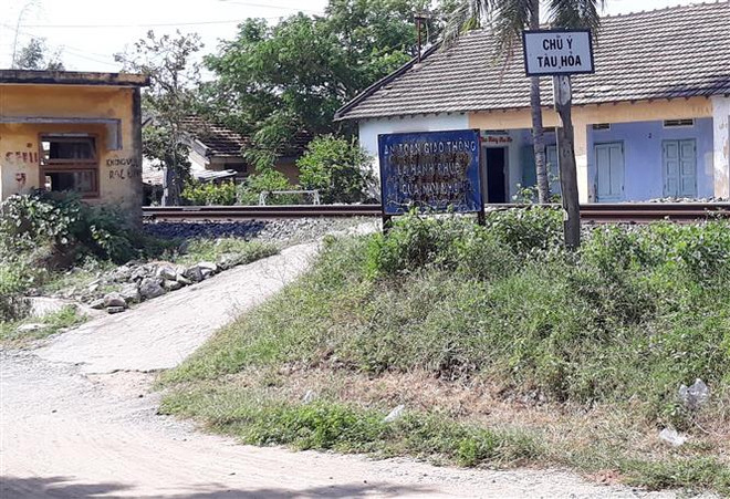 (Ảnh minh họa: Nguyễn Thành/TTXVN) Chạy cắt ngang đường ray, xe container bị tàu hỏa đâm tách đôi ảnh 1